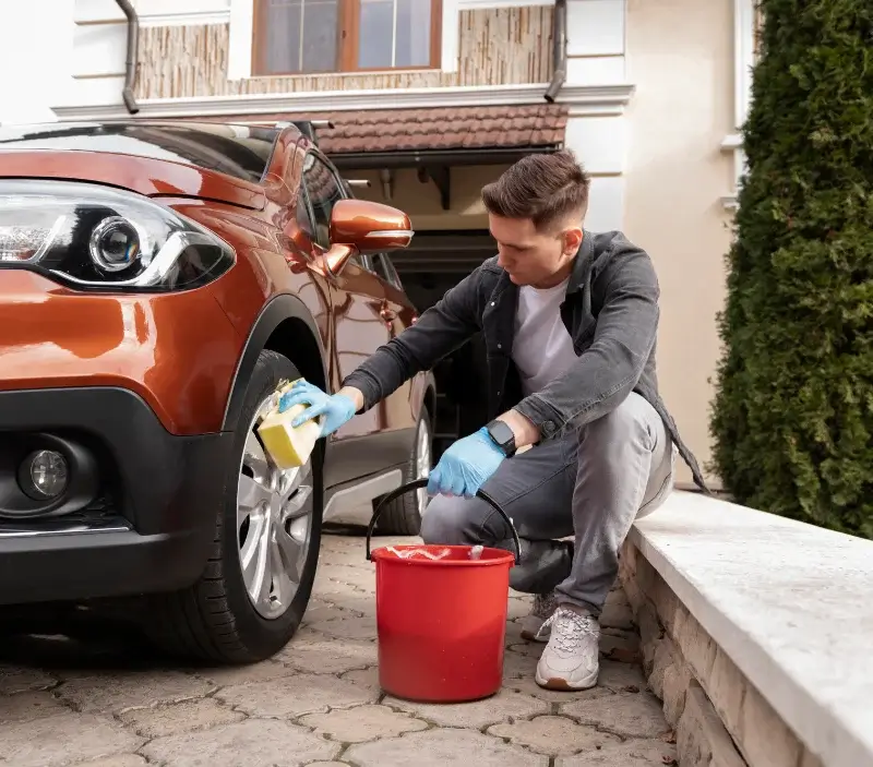 Lavage auto à domicile Cote D Or : professionnel intervenant sur un véhicule
